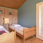 6 Person In Farso-by Traum