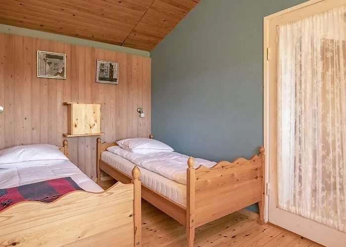 6 Person In Farso-by Traum