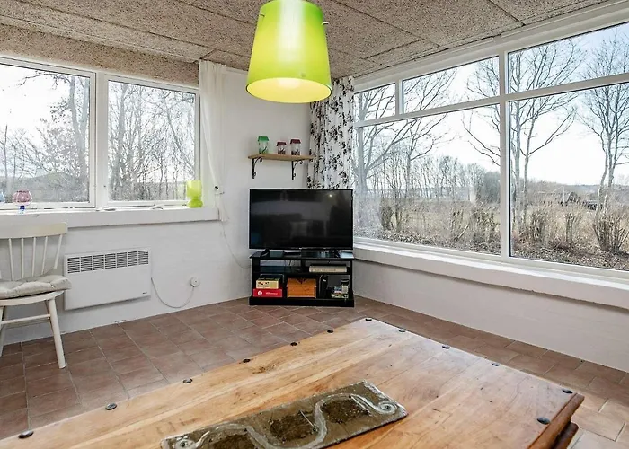 6 Person In Farso-by Traum