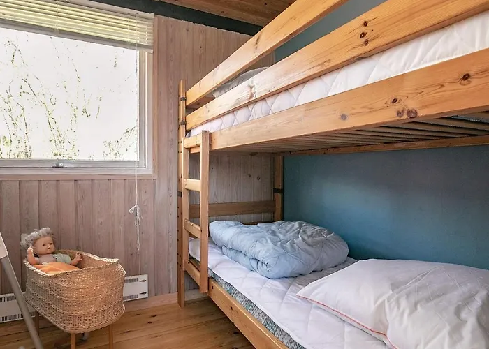 6 Person In Farso-by Traum